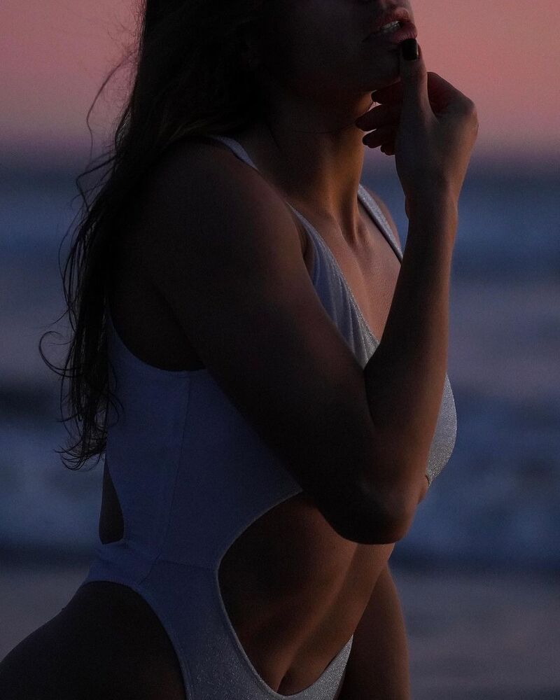 Марина Бех-Романчук похвасталась соблазнительной фотосессией на пляже
