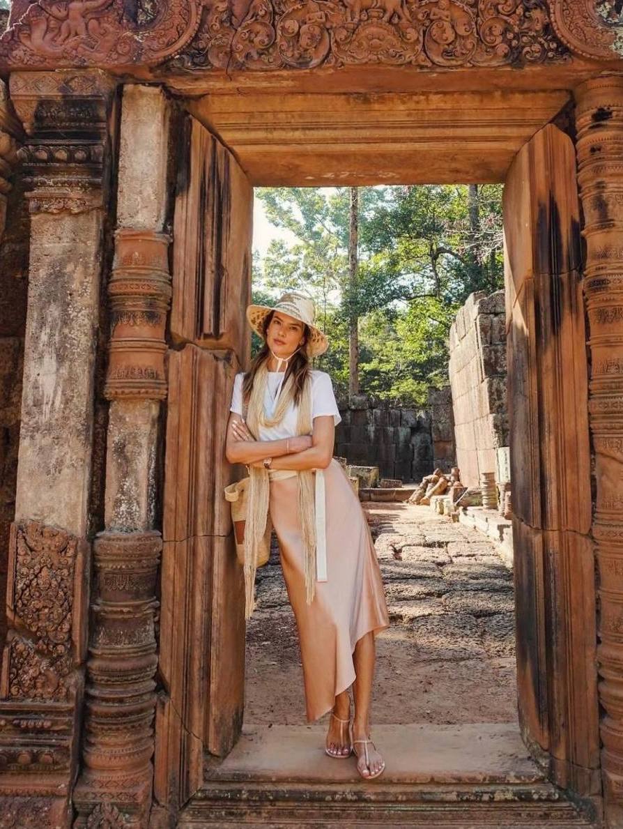 Алессандра Амброссіо поділилася сонячними фото з відпочинку в Таїланді