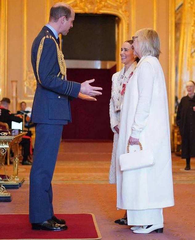 Эмилия Кларк получила Орден Британской империи за благотворительную деятельность
