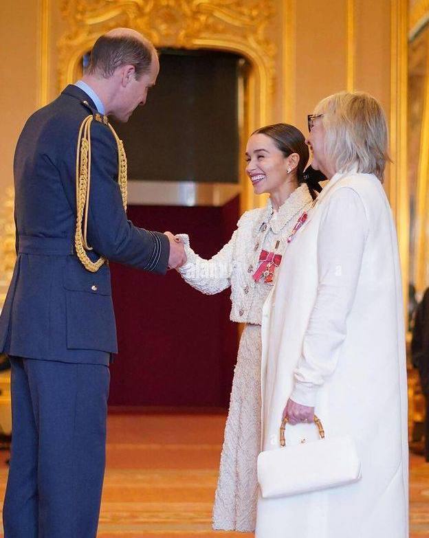 Эмилия Кларк получила Орден Британской империи за благотворительную деятельность