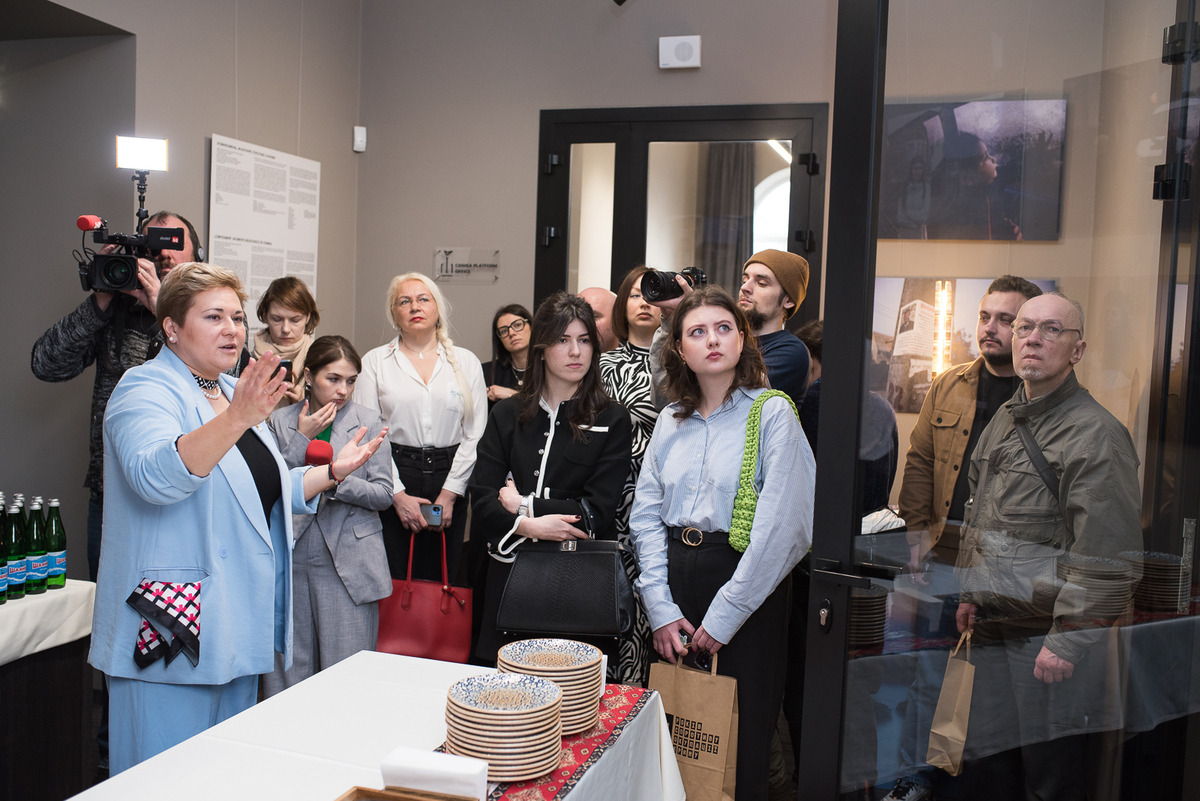Олена Зеленська та поважні посли відвідали виставку про жіночий спротив у Криму