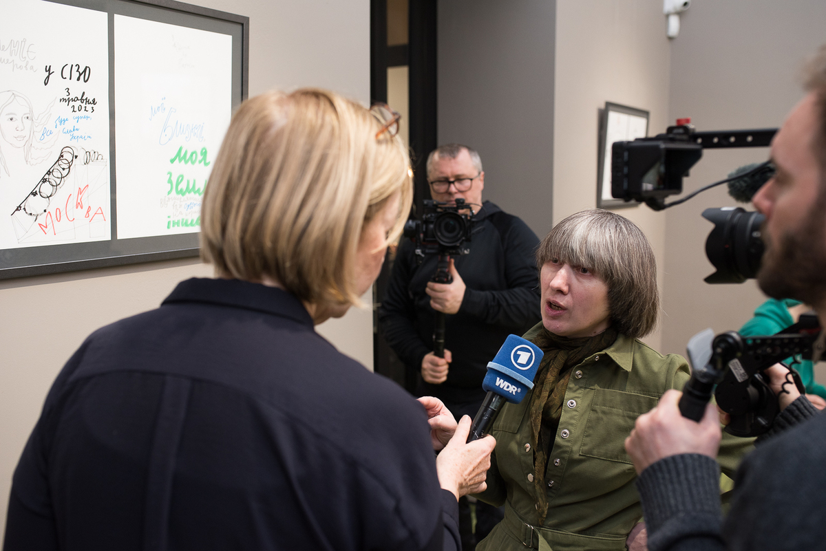 Олена Зеленська та поважні посли відвідали виставку про жіночий спротив у Криму