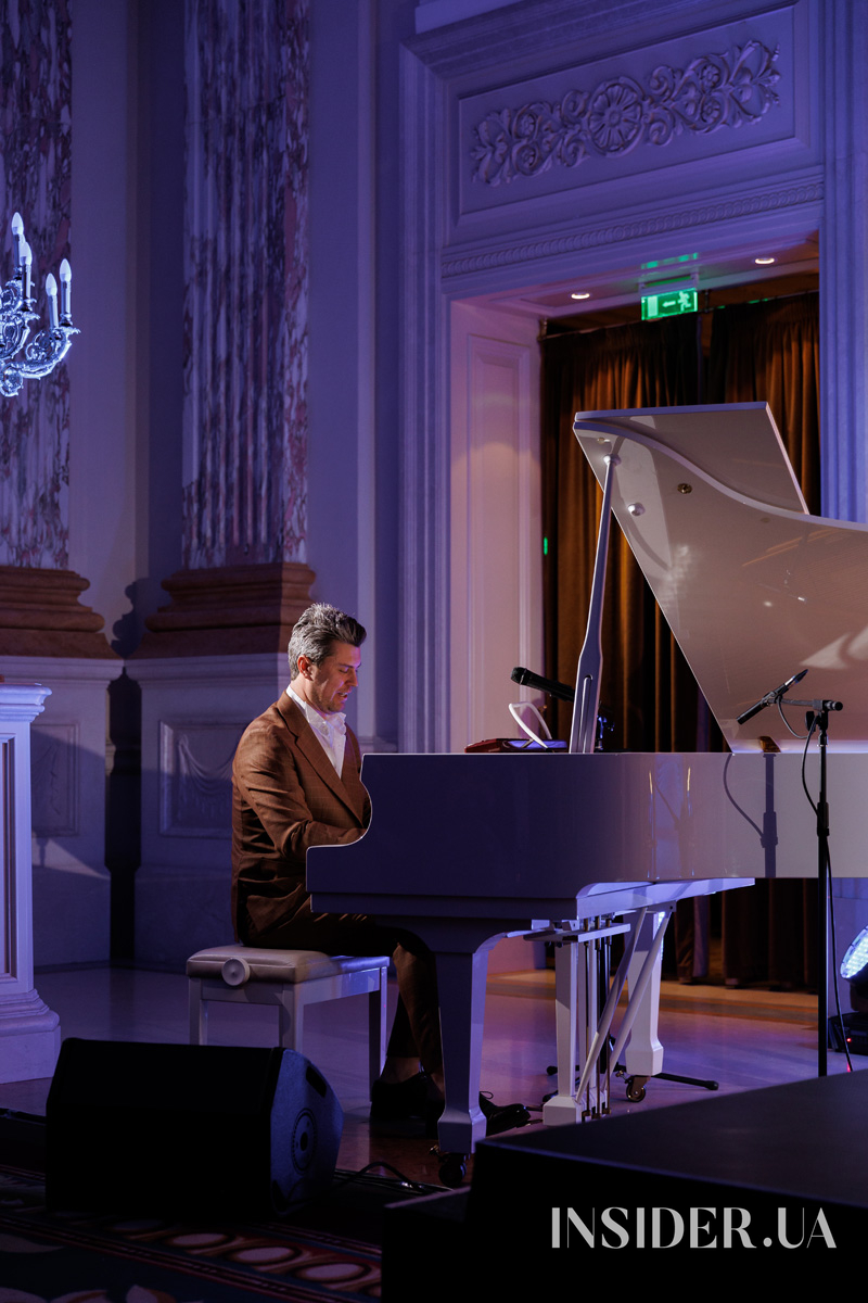 Благотворительный вечер музыки и поэзии «Любовь среди сирен» в Fairmont Grand Hotel Kyiv