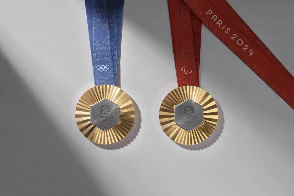 Часть Парижа в каждой: как выглядят медали для Олимпийских Игр от LVMH