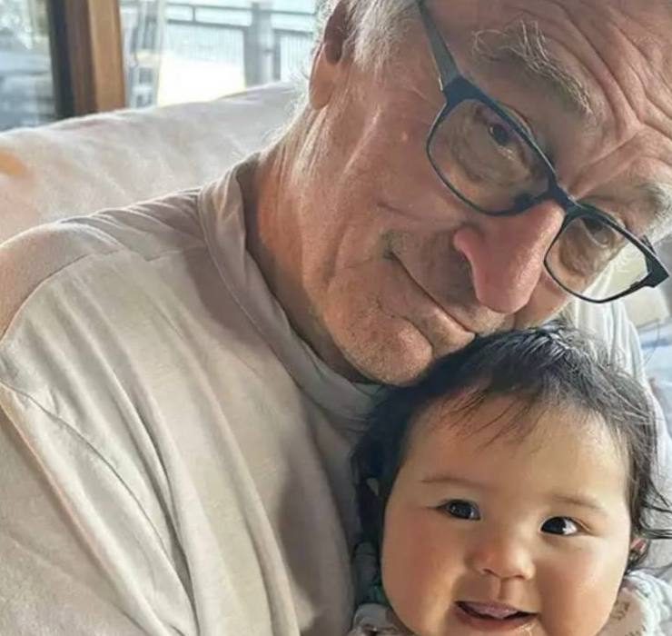 80-летний Роберт Де Ниро показал фото 10-месячной дочери