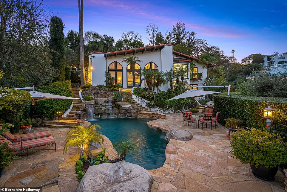 Шарлиз Терон продает свой роскошный особняк в Голливуде за $4 миллиона