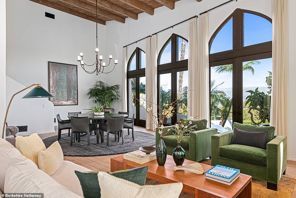Шарлиз Терон продает свой роскошный особняк в Голливуде за $4 миллиона