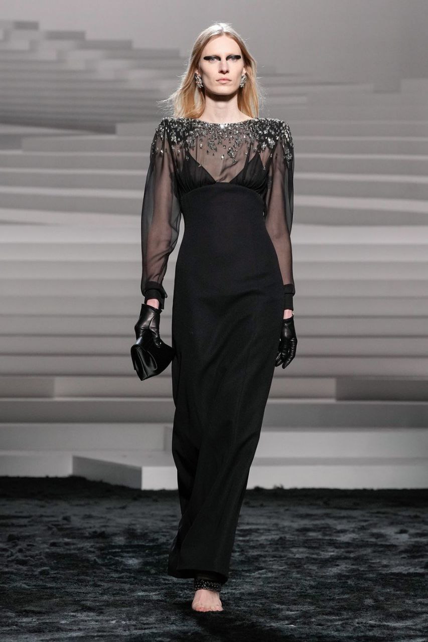 Джиджи Хадид — на подиуме, Энн Хэтэуэй — во фронтроу шоу Versace FW&#8217;24