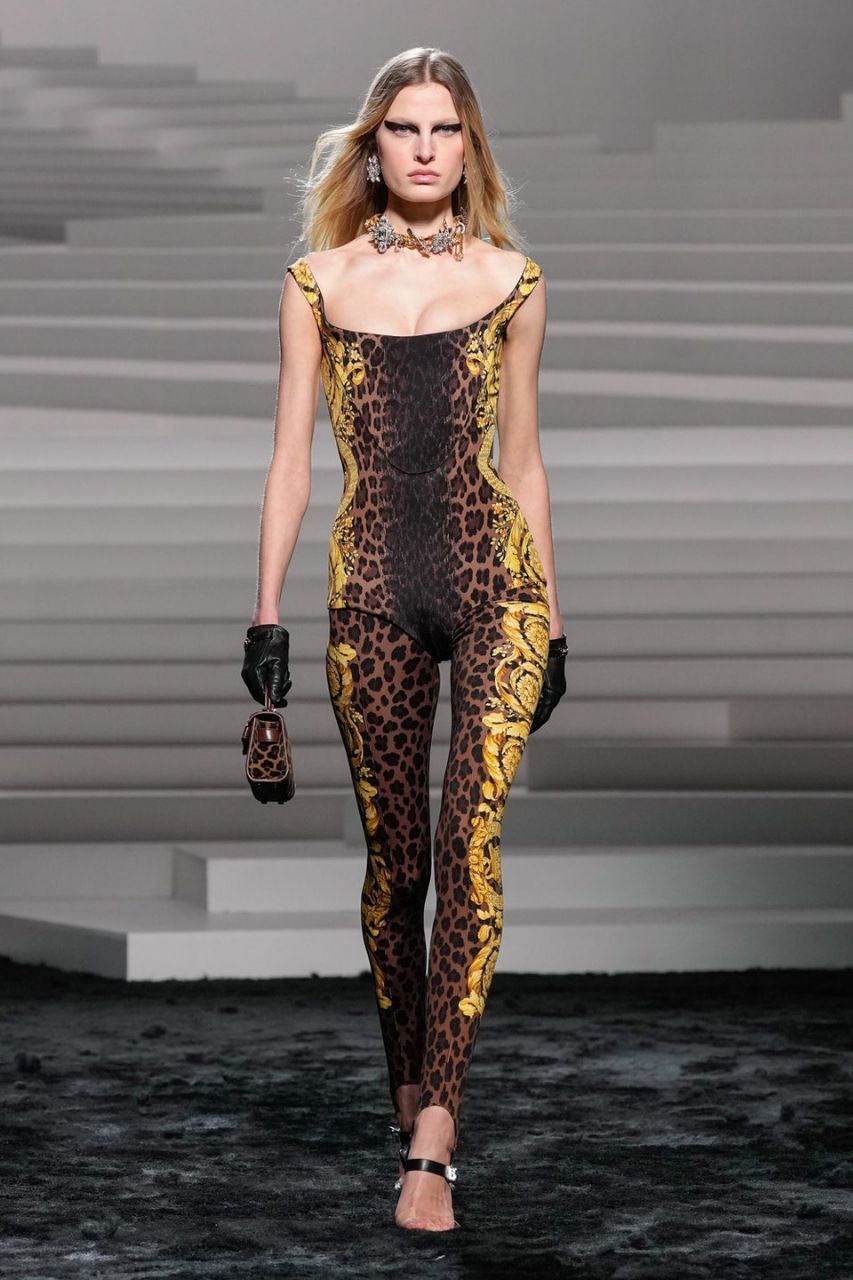 Джіджі Хадід — на подіумі, Енн Гетевей — у фронтроу шоу Versace FW’24