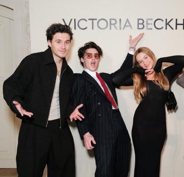 Стильные Бекхэмы всей семьей поддержали Викторию на шоу в Париже