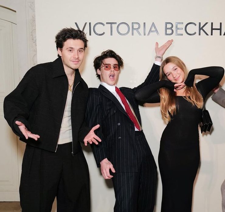 Стильные Бекхэмы всей семьей поддержали Викторию на шоу в Париже