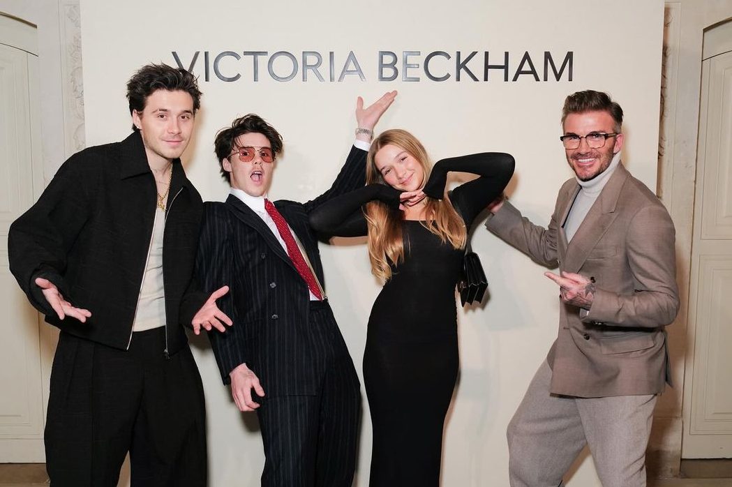 Стильні Бекхеми всією родиною підтримали Вікторію на шоу в Парижі