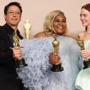 Рианна в Alaїa и Кара Делевинь в Elie Saab: лучшие образы звезд на церемонии «Оскар» – 2023