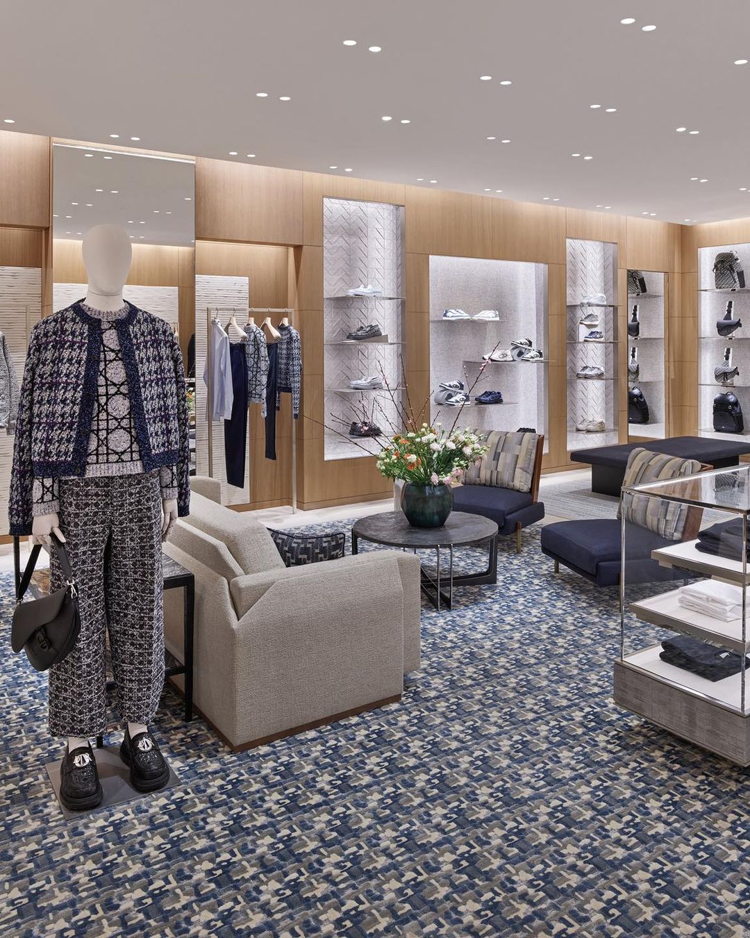 Рассматриваем замысловатый дизайн нового бутика Dior в Женеве