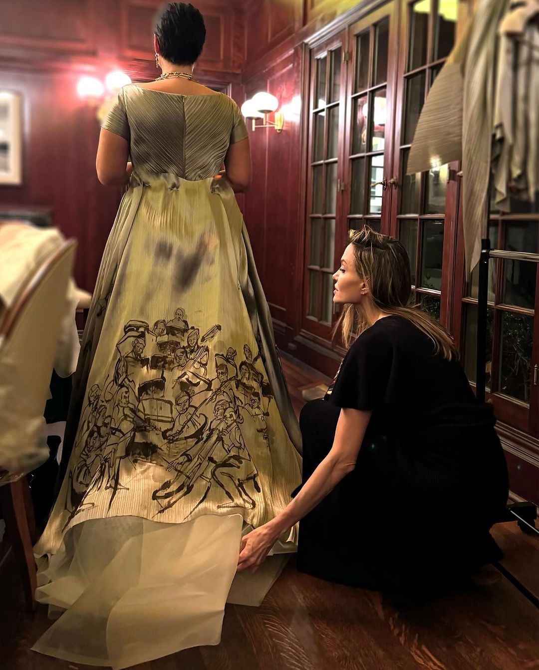 Анджелина Джоли создала авторское платье для писательницы Сулейки Жауад