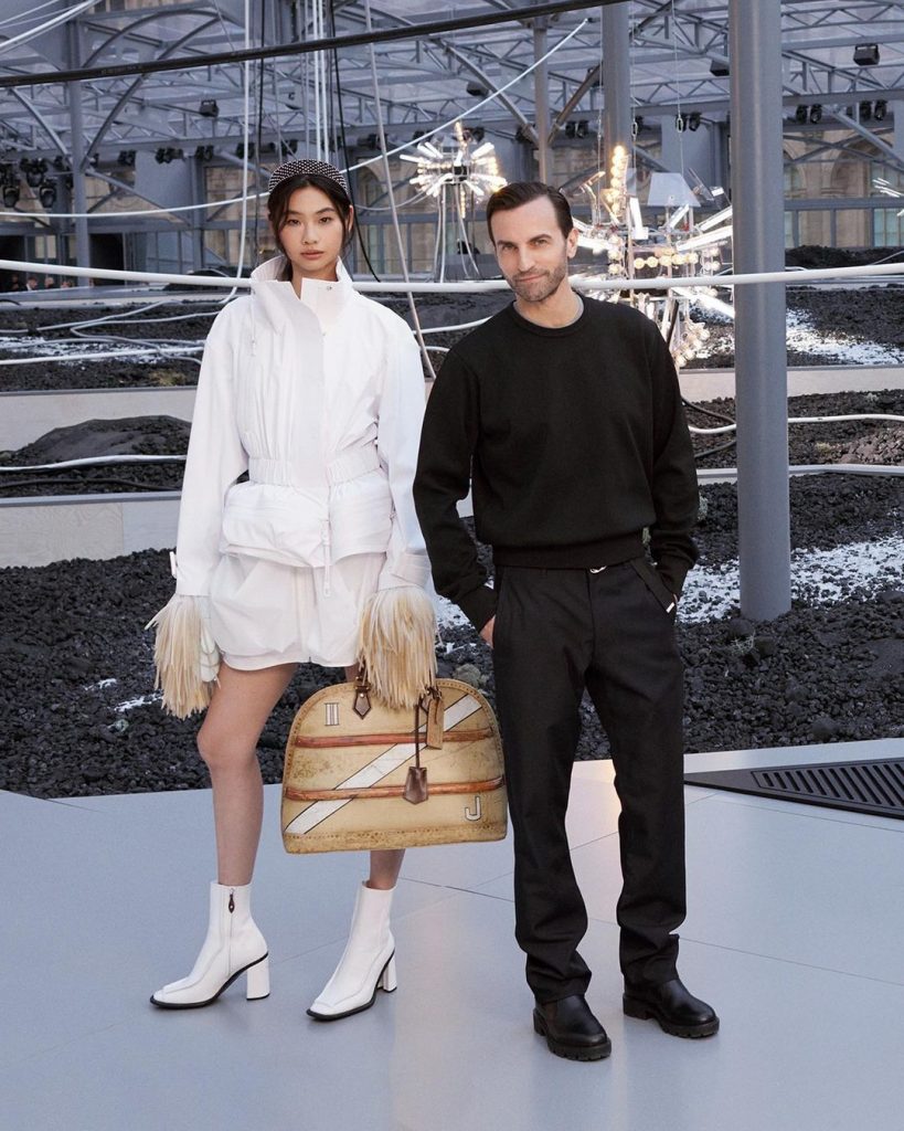 Тысячи звездных гостей: как прошло юбилейное шоу Николя Жескьера для Louis Vuitton