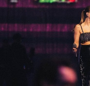 Носители: певица Бекки Хилл зажгла на сцене Brit Awards в топе Nué