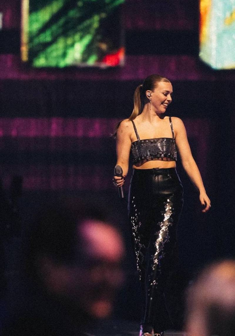 Носители: певица Бекки Хилл зажгла на сцене Brit Awards в топе Nué