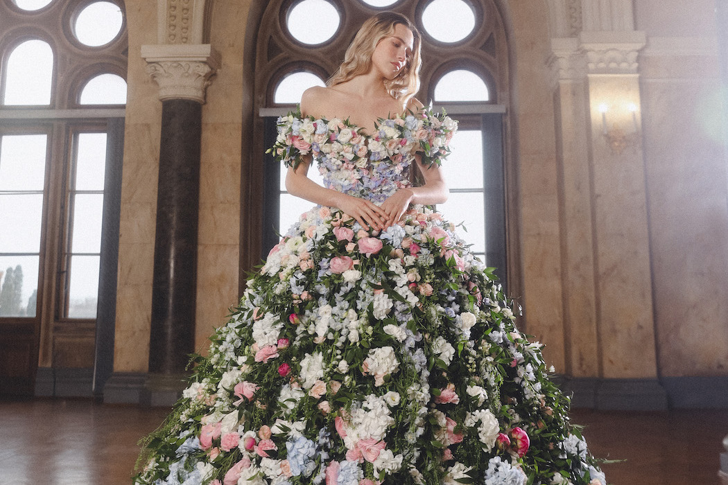 Бренд Vladiyan Royal створив весільну сукню із живих квітів