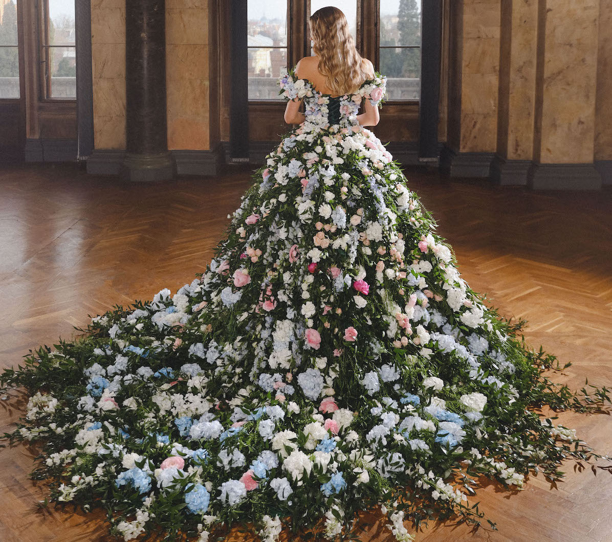 Vladiyan Royal створив весільну сукню із живих квітів