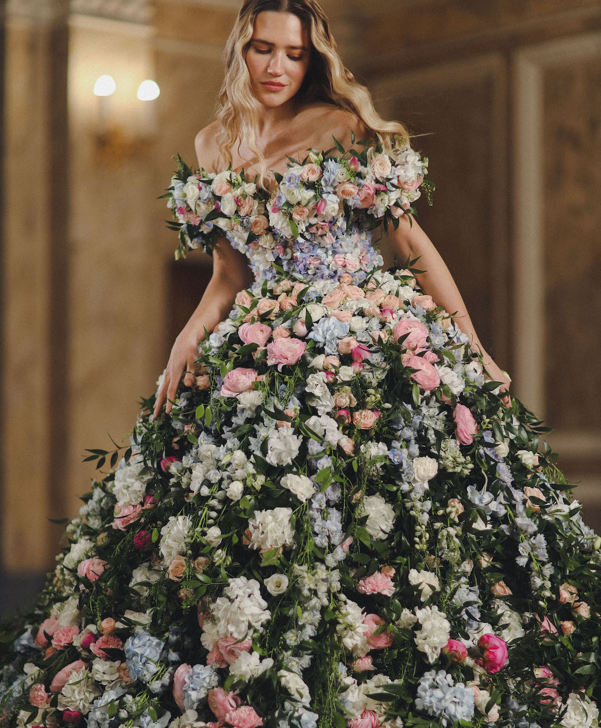 Бренд Vladiyan Royal створив весільну сукню із живих квітів