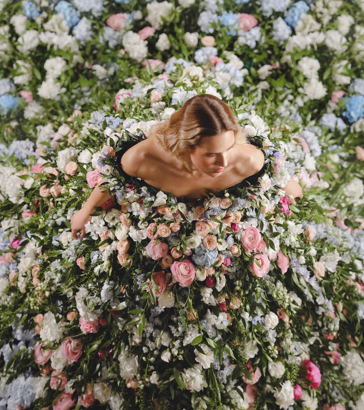Бренд Vladiyan Royal создал свадебное платье из живых цветов