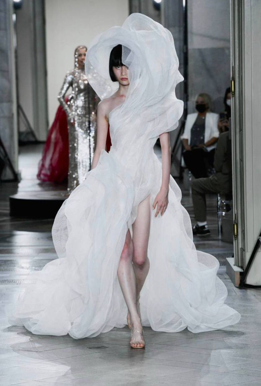 Носители: Дженнифер Лопес в платье Lever Couture для промо нового клипа