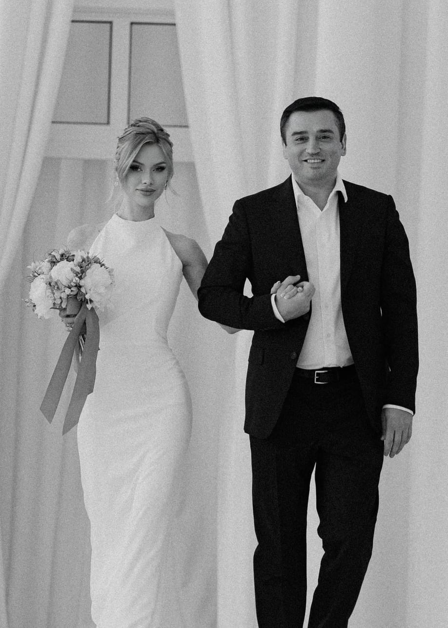 Виктория Апанасенко показала свадебные фотографии с замминистра Борняковым