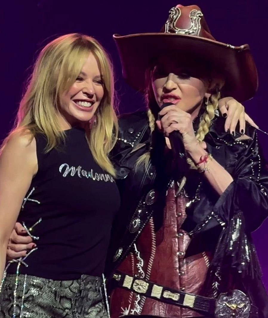 Носители: Мадонна в кастомной шляпе Baginskiy спела с Кайли Миноуг в кастомной шляпе