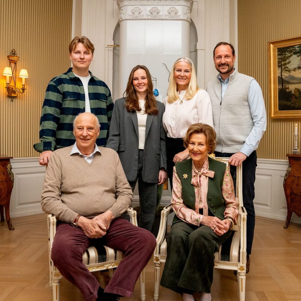 Норвежские монархи показали пасхальную открытку