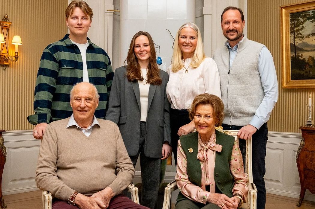 Норвежские монархи показали пасхальную открытку