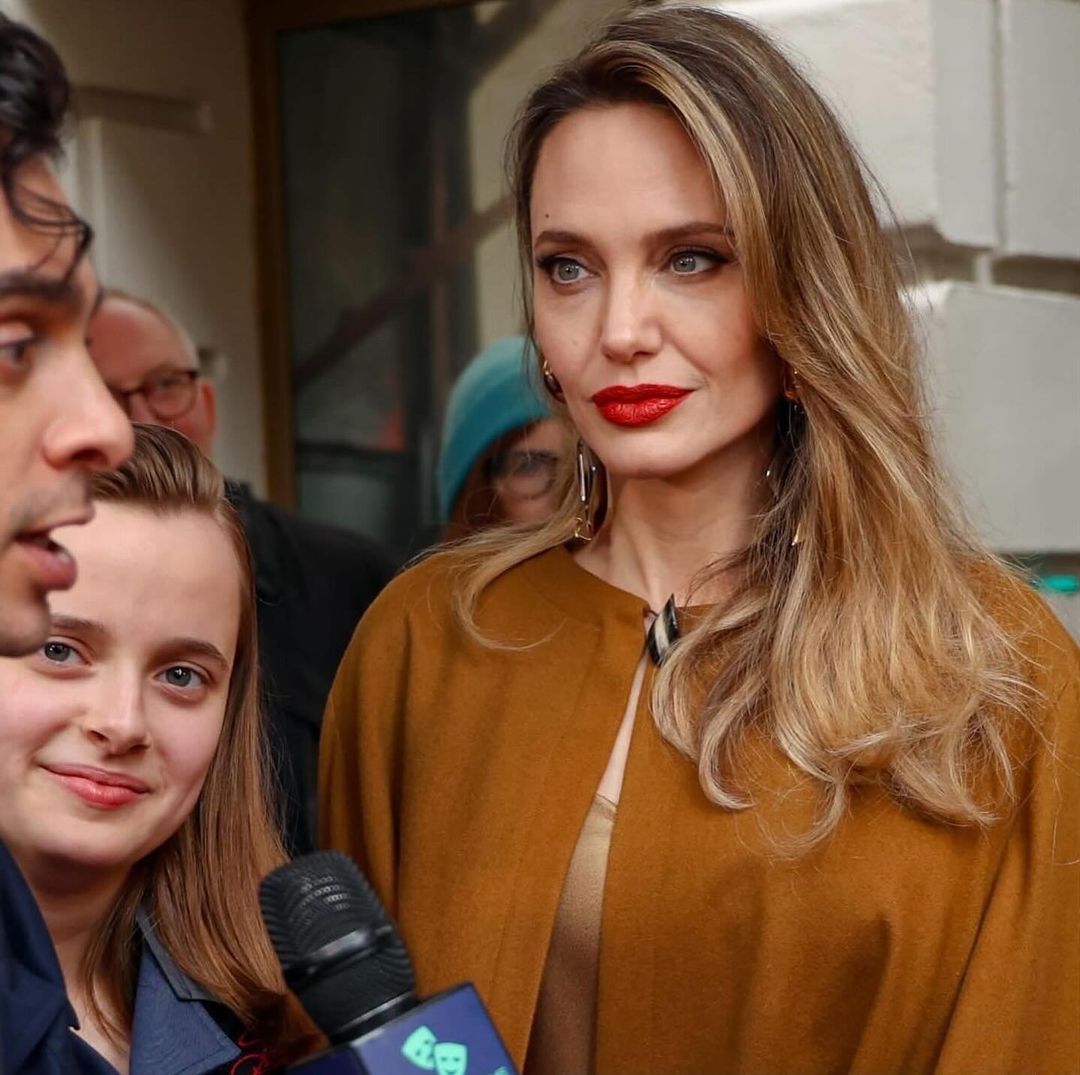 Редкий выход: Анджелина Джоли с дочерью на премьере шоу The Outsiders