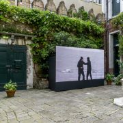 Valentino, Alaïa та Cartier: вбрання Джуліанни Мур на червоній доріжці у Венеції