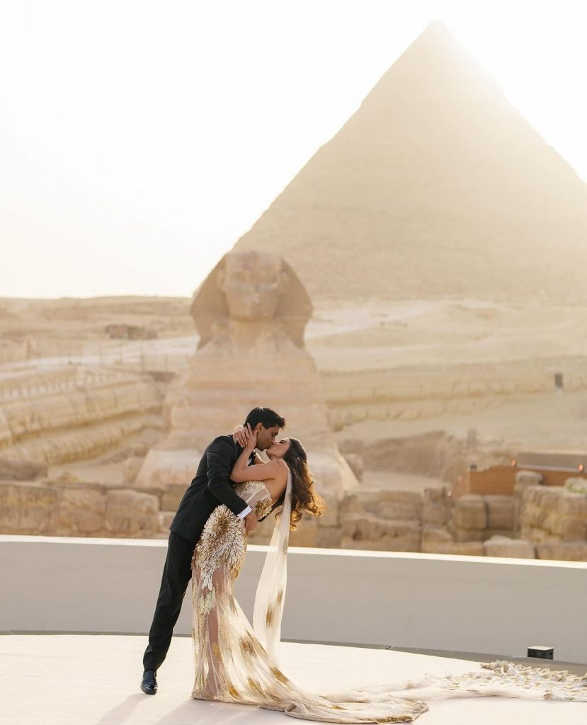 На фоне Сфинкса: американский миллиардер женился у подножия пирамид в Египте
