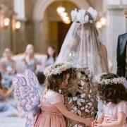 В платье из осколков зеркала: наследница миллиардера Айви Гетти вышла замуж