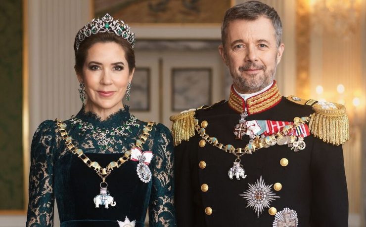 Король и королева Дании представили свой первый официальный портрет