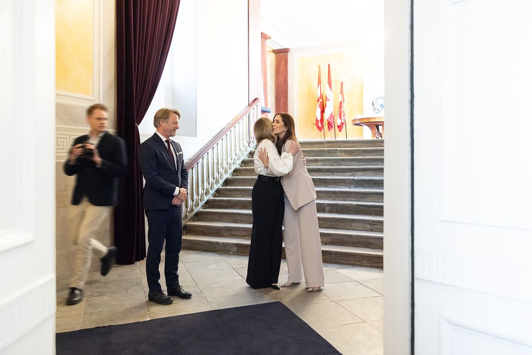 Олена Зеленська зустрілася з королевою Данії: розглядаємо її чорно-білий образ