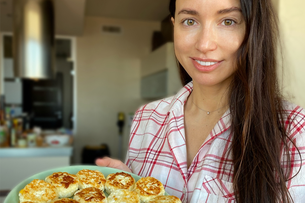 Зірковий сніданок за 15 хвилин: телеведуча Марина Арістова готує сирники з манго