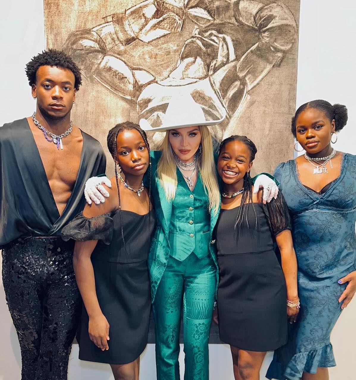 «Горжусь»: Мадонна посетила художественную выставку сына