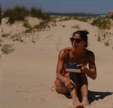 Марина Бех показала жаркие кадры с пляжа в Португалии