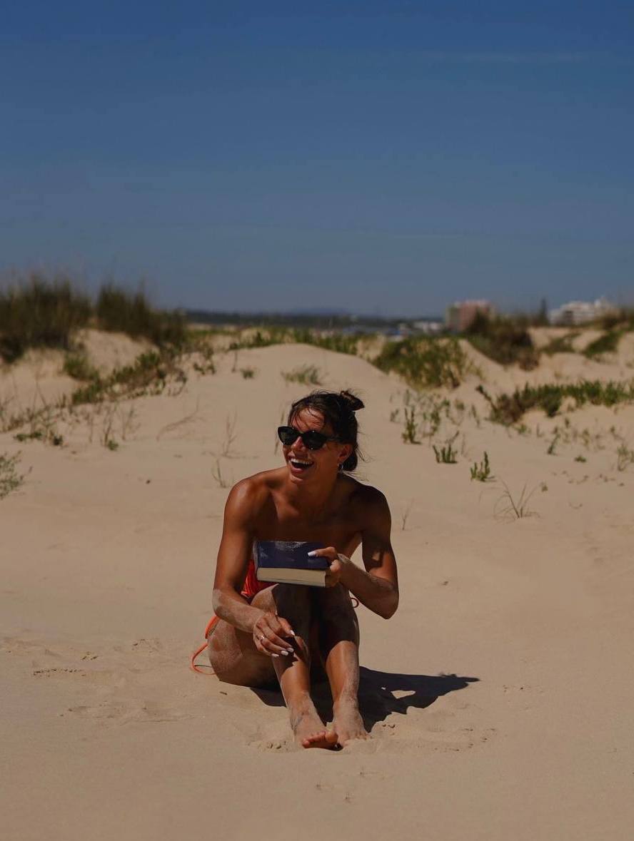 Марина Бех показала жаркие кадры с пляжа в Португалии