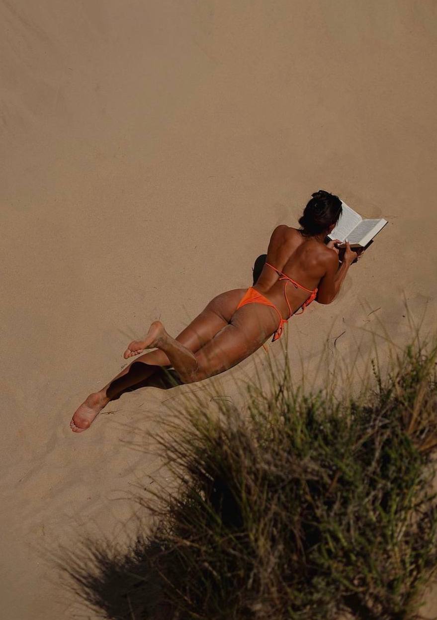 Марина Бех показала спекотні кадри з пляжу у Португалії