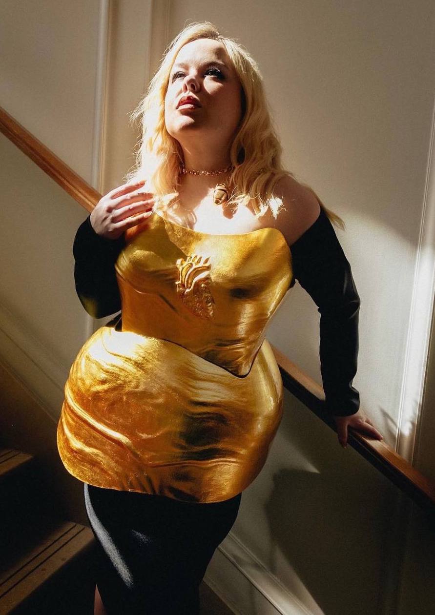 Нікола Кохлан у золотому вбранні у престурі «Бріджертонів»