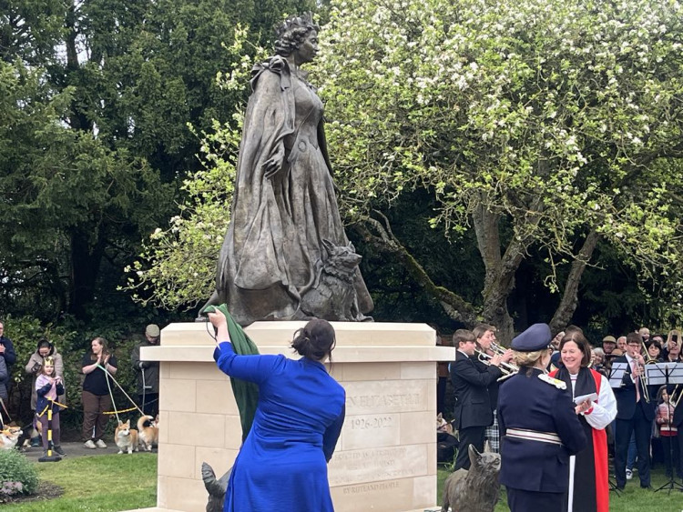 В Великобритании открыли первый памятник королеве Елизавете II