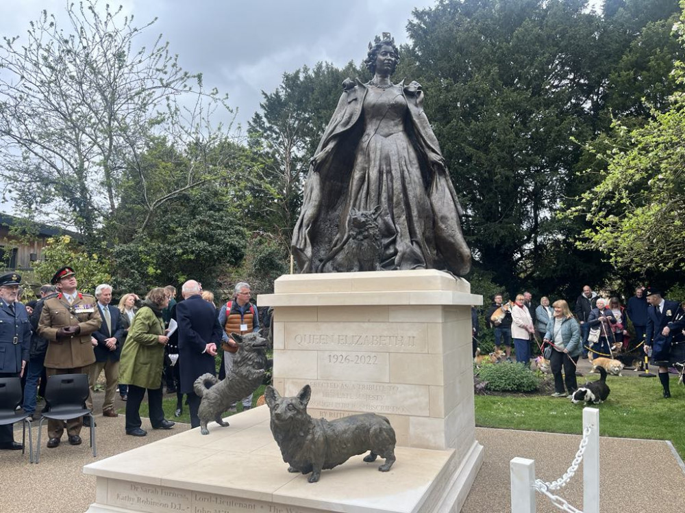 В Великобритании открыли первый памятник королеве Елизавете II