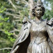 Впервые за 40 лет: королева Елизавета II открыла сады Виндзора для посещения