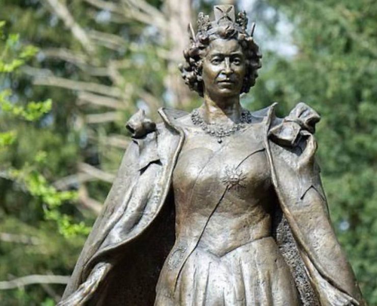 відкрили перший памʼятник королеві Єлизаветі II