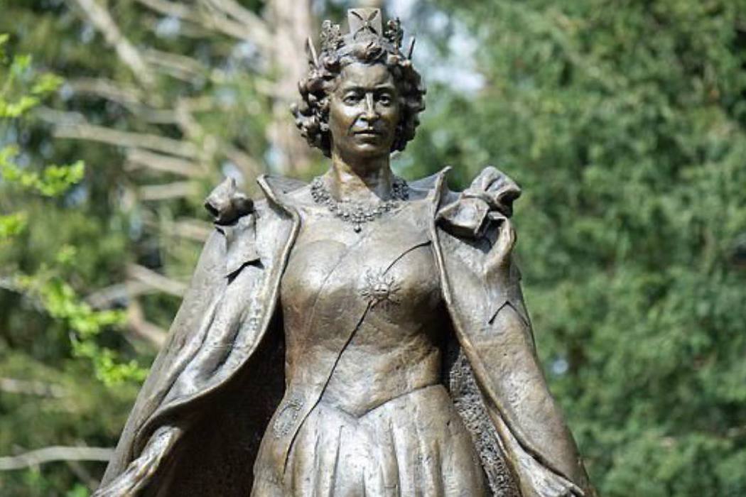У Великій Британії відкрили перший памʼятник королеві Єлизаветі II