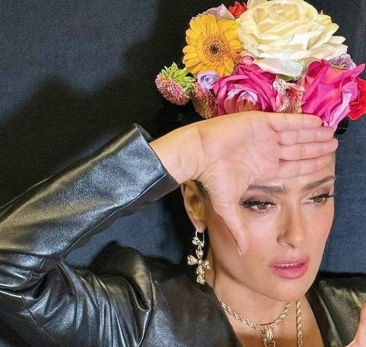 В образе Фриды Кало: Сальма Хайек выступила вместе с Мадонной