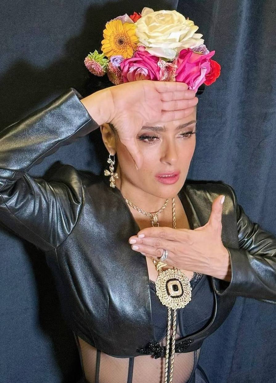 В образе Фриды Кало: Сальма Хайек выступила вместе с Мадонной